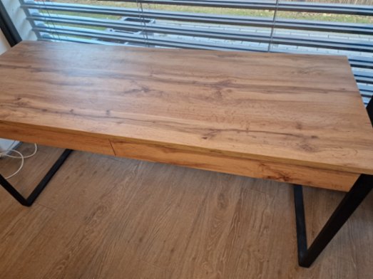 Stůl - možno využít jako jídelní či kanc